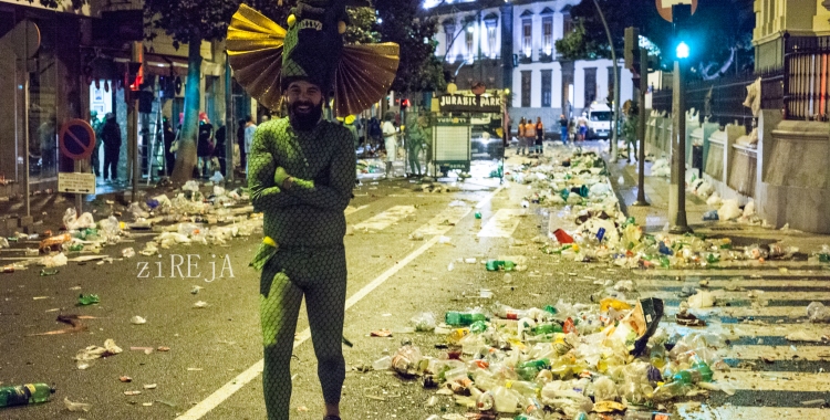 El carnaval está en la calle. La basura del carnaval. trash